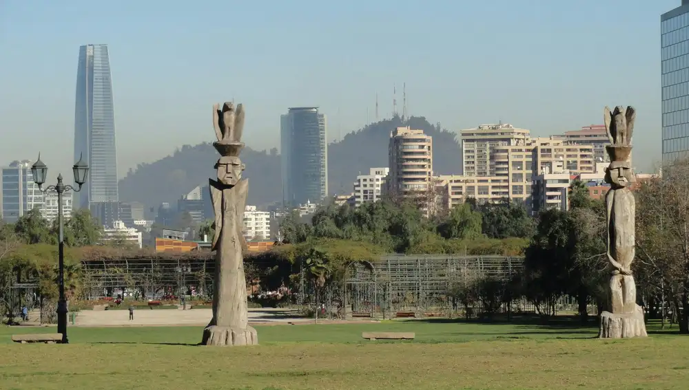 El Parque Araucano es uno de los lugares donde la ciudad conjuga sus contrastes