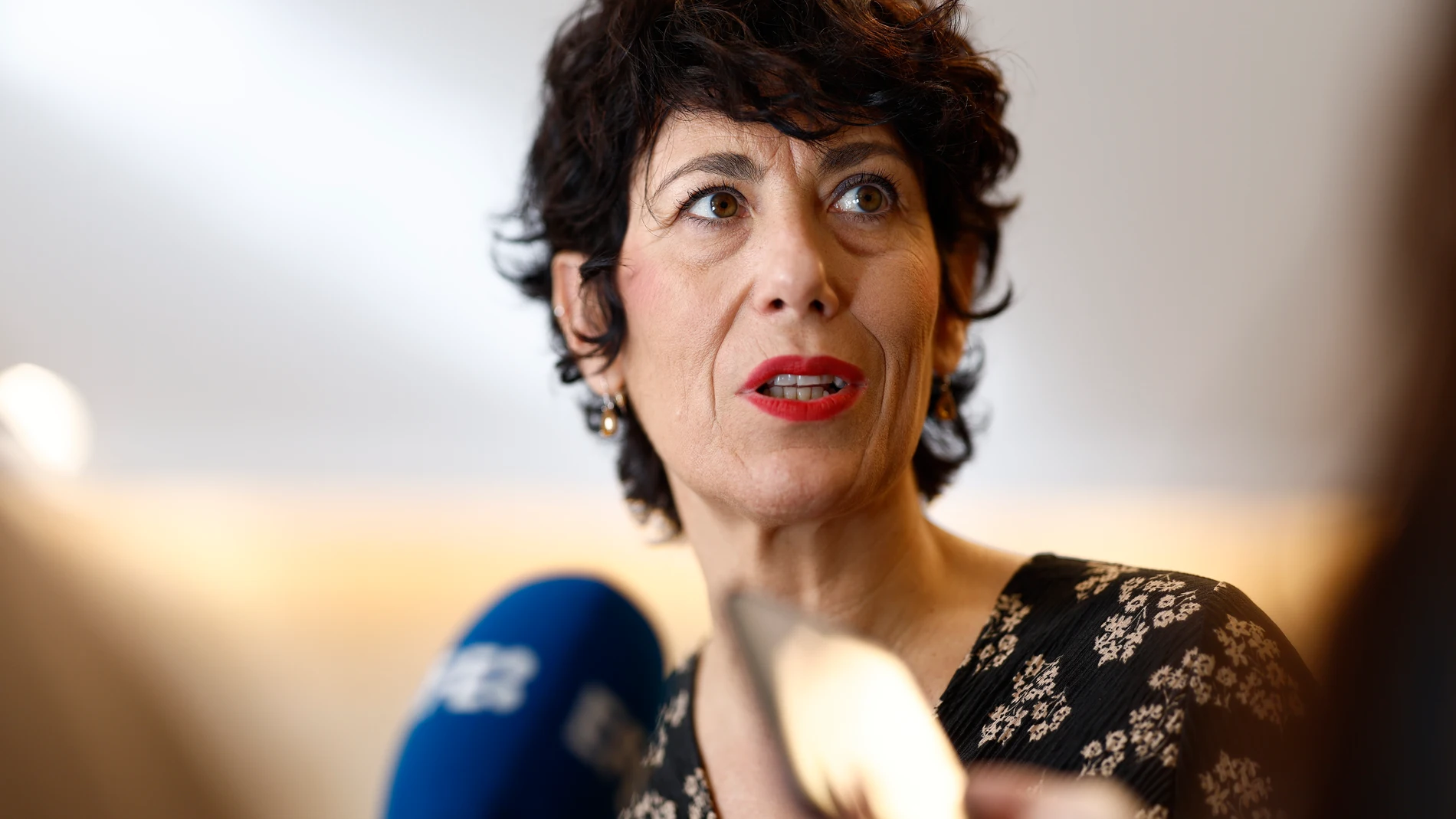 MADRID, 10/10/2025.- La ministra de Inclusión, Seguridad Social y Migraciones, Elma Saiz, hace declaraciones tras su encuentro con embajadores iberoamericanos, este viernes en Madrid, para abordar las prioridades del Ministerio de cara a la Cumbre Iberoamericana que se celebrará el próximo año. EFE/ Rodrigo Jimenez