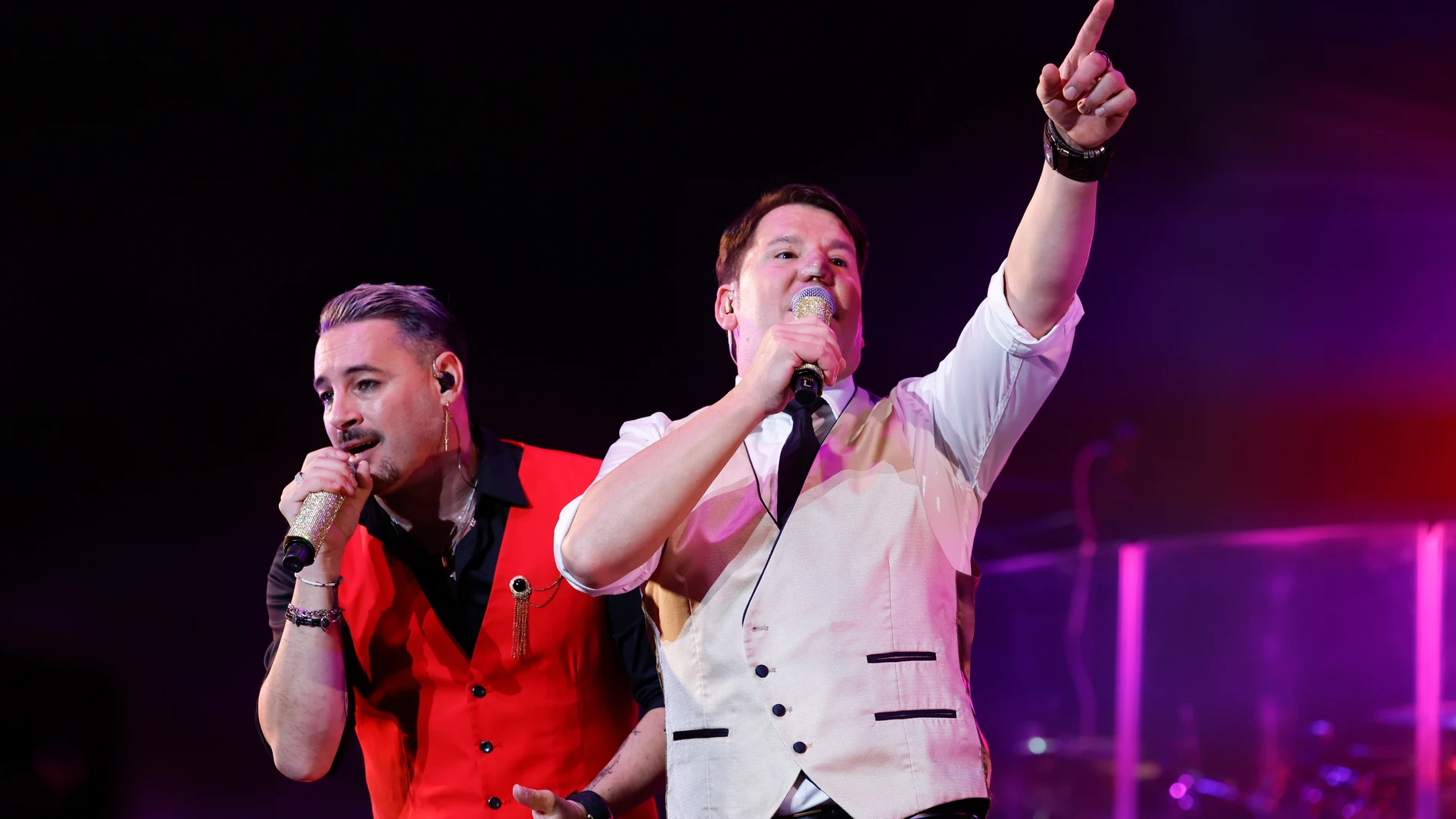 MADRID, 10/10/2025.- Un momento del concierto de Andy y Lucas con el que se despiden definitivamente de los escenarios, este viernes en el Palacio de Vistalegre (Madrid). EFE/ Juanjo Martín