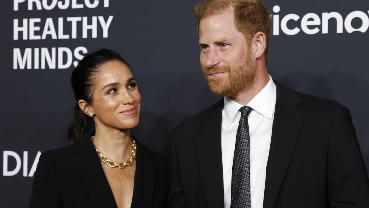 Meghan Markle recupera el poder del traje negro en Nueva York con su look más elegante y minimalista