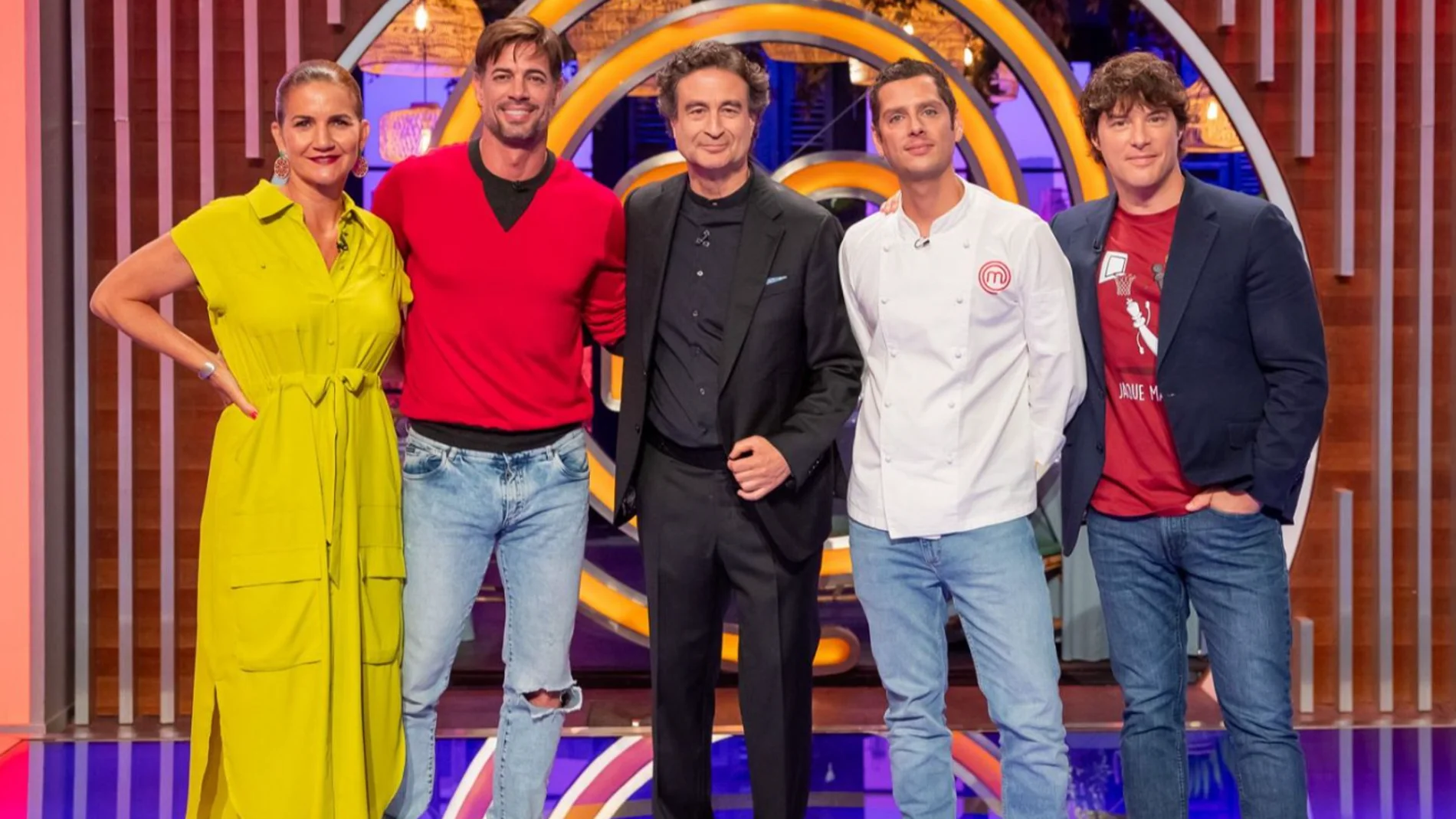 William Levy y Eduardo Casanova posan junto al jurado de 'MasterChef Celebrity 10'