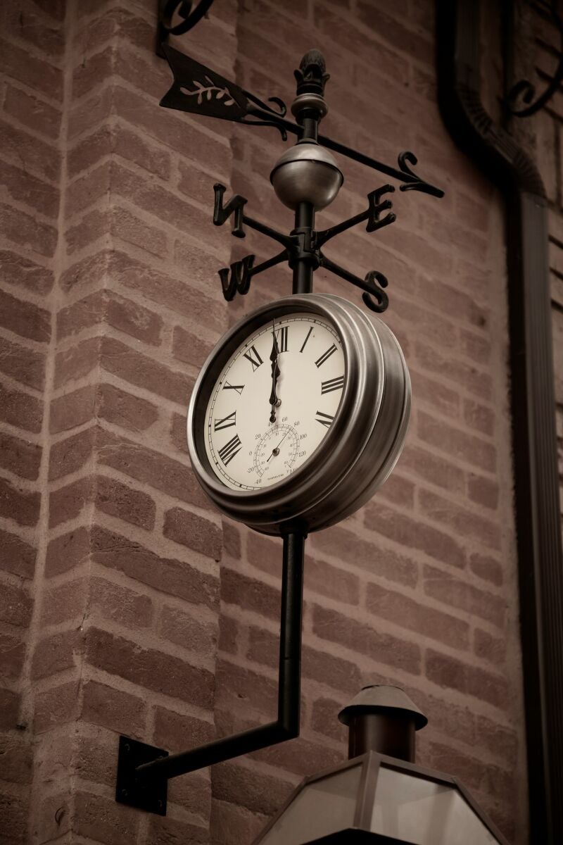 Ni “hs” ni “hrs”: así se escribe correctamente la abreviatura de la hora, según la RAE
