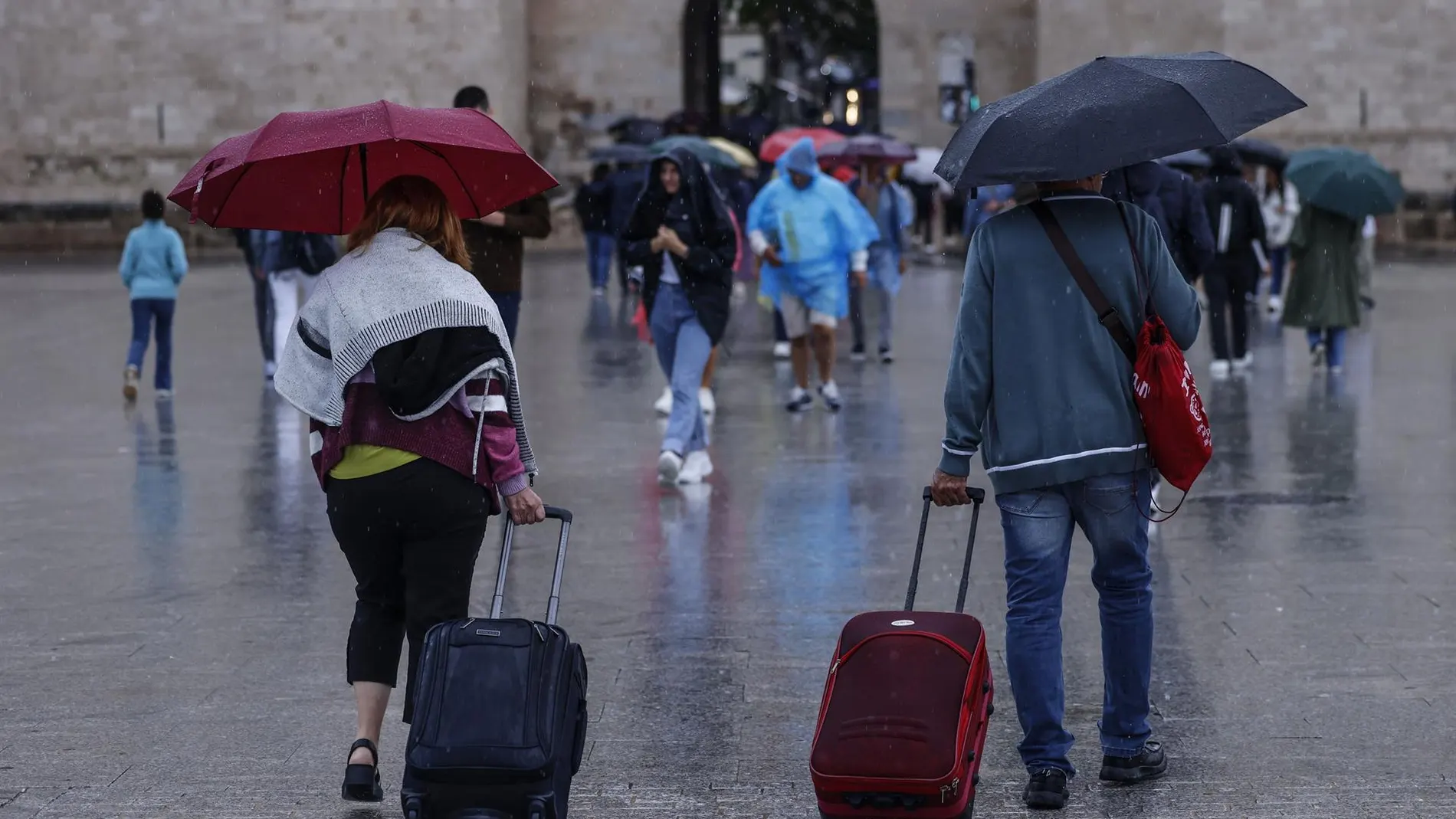 Turistas bajo el paraguas