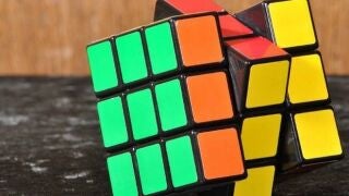 El cl&aacute;sico cubo de Rubik.