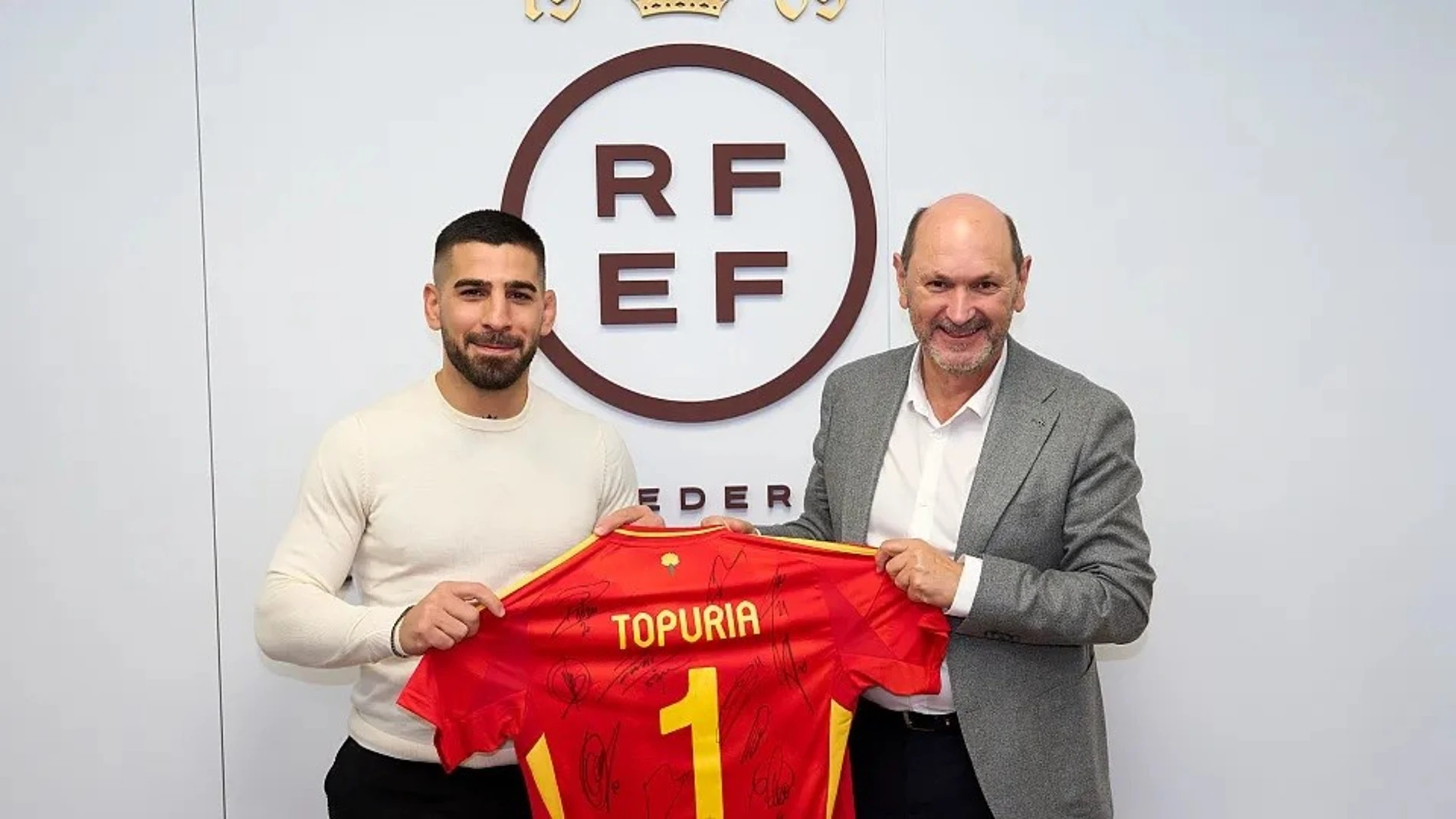 El luchador de artes marciales mixtas Ilia Topuria (izquierda), junto al presidente de la RFEF, Rafael Louzán. RFEF / Europa Press 10/10/2025