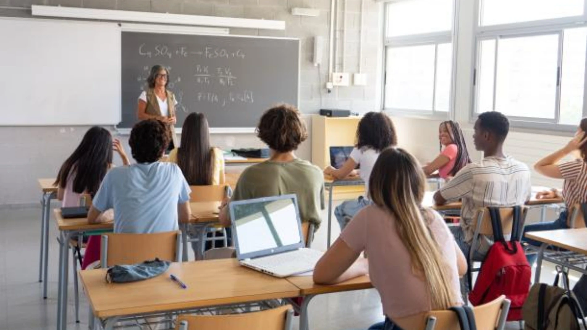 Declaración de un profesor a sus estudiantes: Viajo 300km al día, traten de hacerme feliz cuando llego y feliz cuando me voy