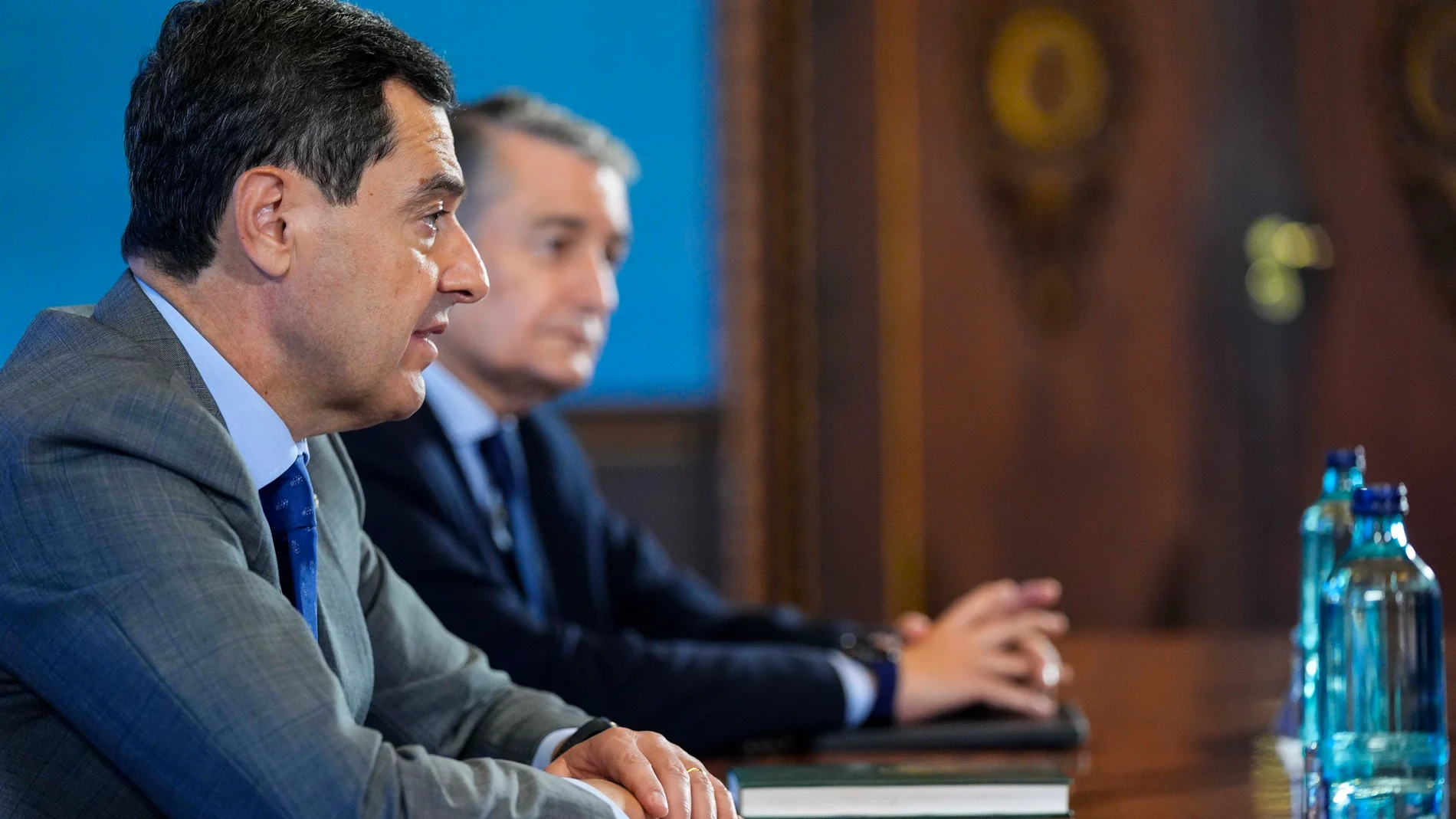 El presidente de la Junta de Andalucía, Juanma Moreno, durante una reunión con el presidente del Consejo Andaluz de Colegios de Médicos en el Palacio de San Telmo, a 10 de octubre de 2025 en Sevilla (Andalucía, España). El presidente de la Junta de Andalucía, Juanma Moreno, se ha reunido con el presidente del Consejo Andaluz de Colegios de Médicos, Alfonso Carmona, y otros miembros de su junta directiva. También asiste el consejero de Presidencia, Interior, Diálogo Social y Simplificación Adm...
