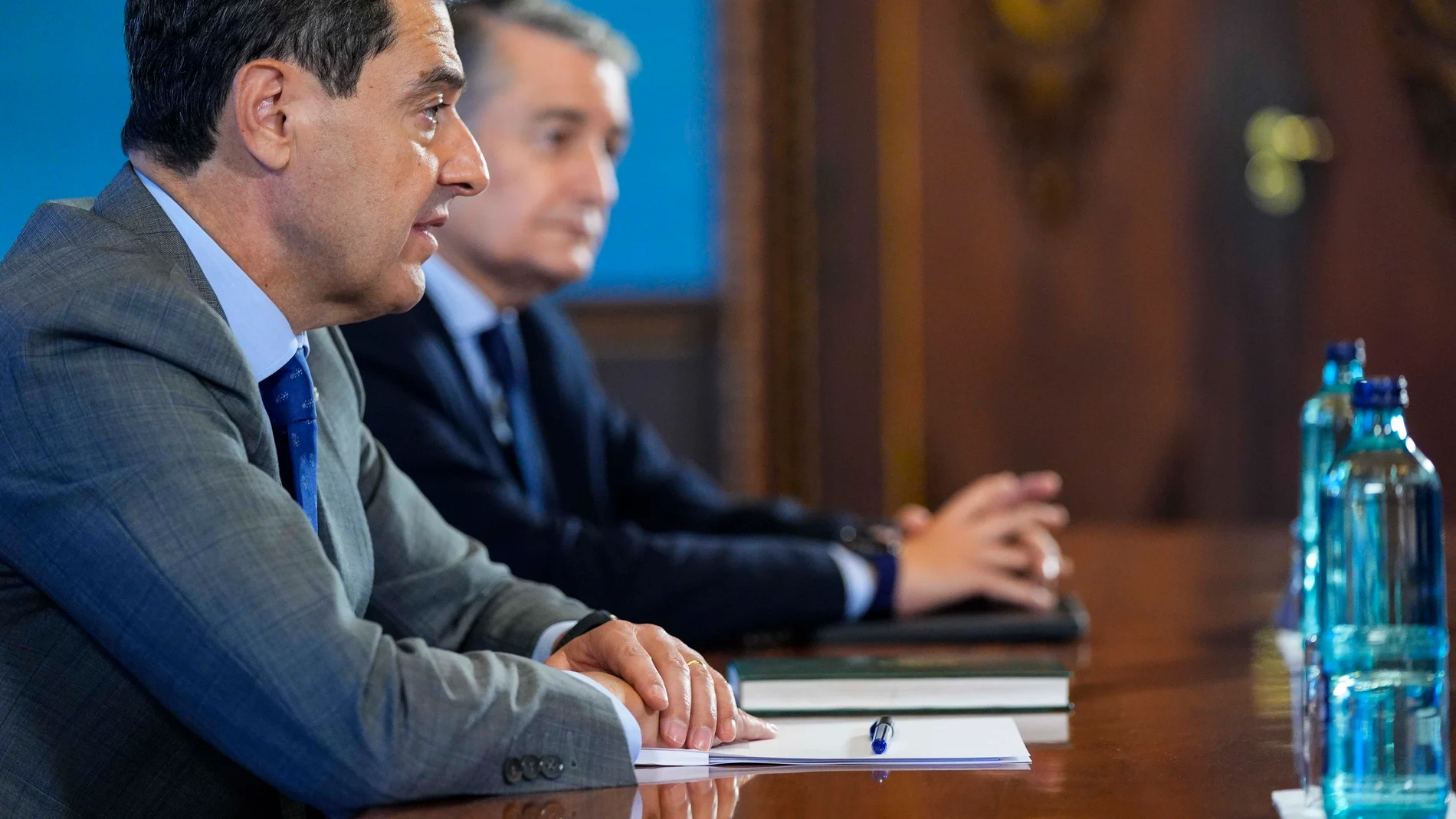 El presidente de la Junta de Andalucía, Juanma Moreno, durante una reunión con el presidente del Consejo Andaluz de Colegios de Médicos en el Palacio de San Telmo, a 10 de octubre de 2025 en Sevilla (Andalucía, España). El presidente de la Junta de Andalucía, Juanma Moreno, se ha reunido con el presidente del Consejo Andaluz de Colegios de Médicos, Alfonso Carmona, y otros miembros de su junta directiva. También asiste el consejero de Presidencia, Interior, Diálogo Social y Simplificación Adm...