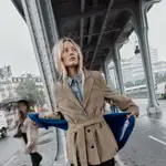 Modelo de Zara con chaqueta de ante.