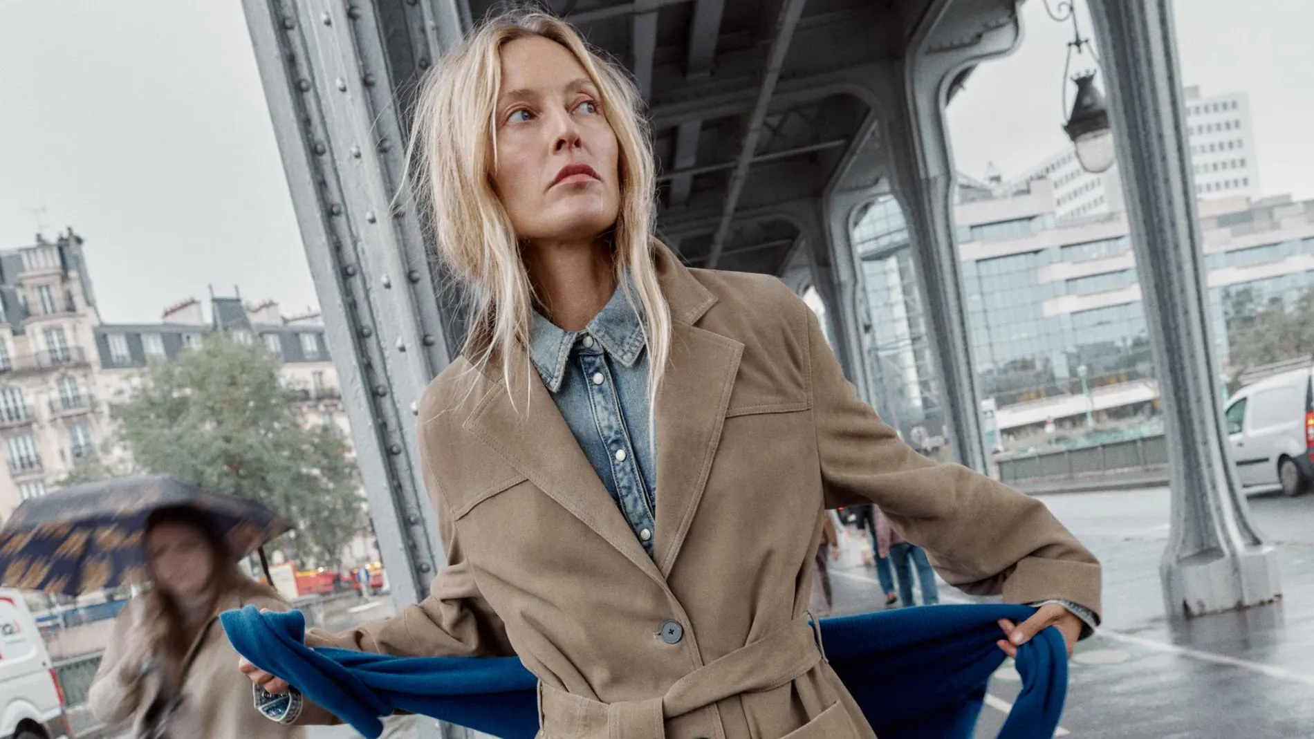 Modelo de Zara con chaqueta de ante.