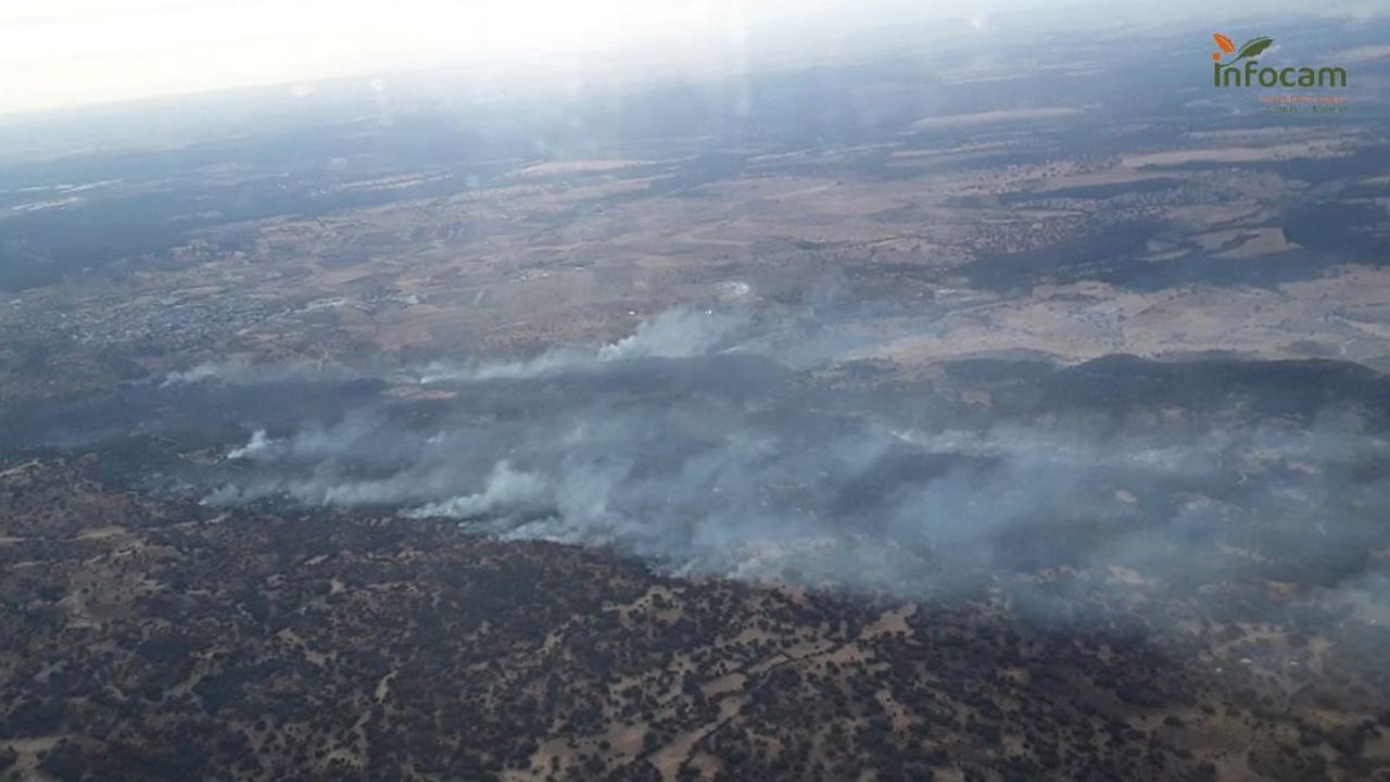 Hasta 16 medios aéreos trabajan en la extinción del incendio de Almorox, que ya ha quemado unas 350 hectáreas