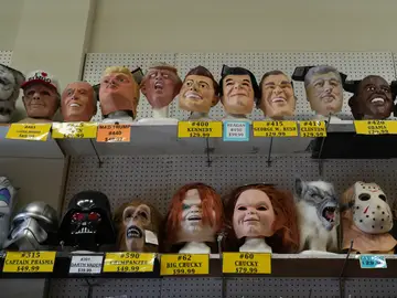 Máscara de Halloween A variety of face masks line the shelves at the House of Humor costume shop in Redwood City, Calif., Thursday, Sept. 18, 2025. (AP Photo/Terry Chea)