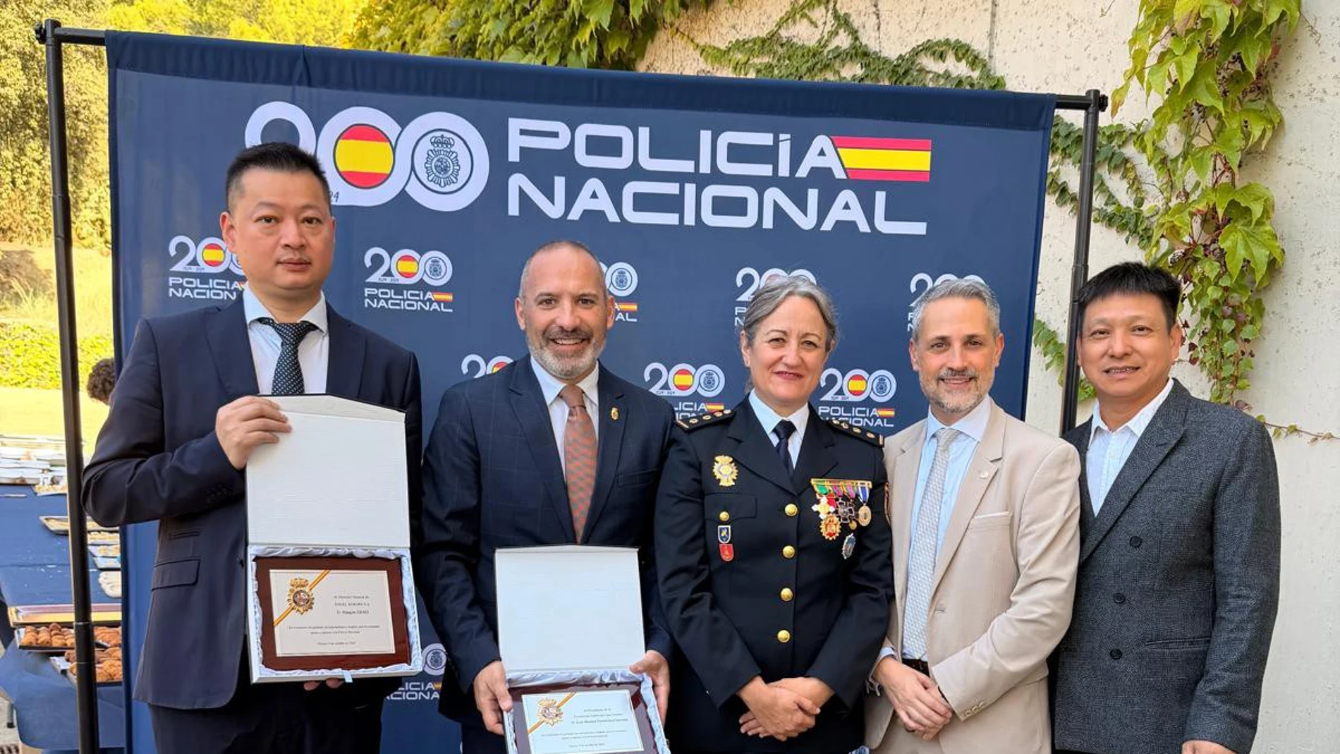 La Comisaría Provincial de Gerona ha hecho entrega de una placa de reconocimiento a José Manuel Fernández Carneiro, presidente y fundador de la Fundación Juntos por una Sonrisa, en agradecimiento por el apoyo, la colaboración y el aprecio mostrado hacia la Policía Nacional.