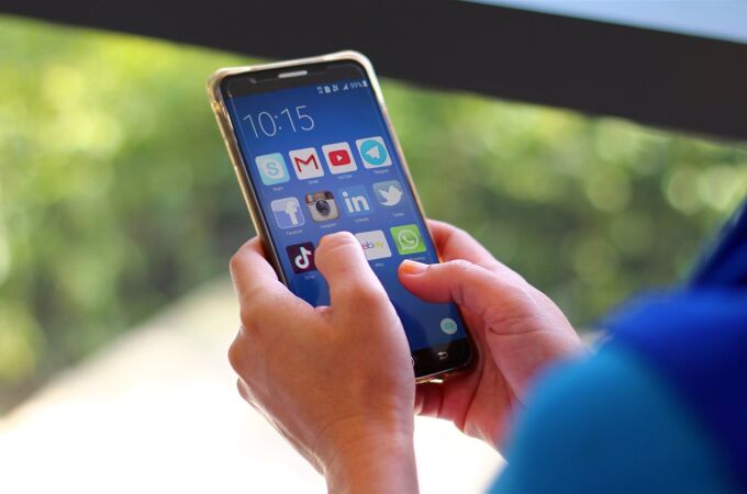Una persona usando un teléfono móvil 