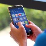 Una persona usando un teléfono móvil 