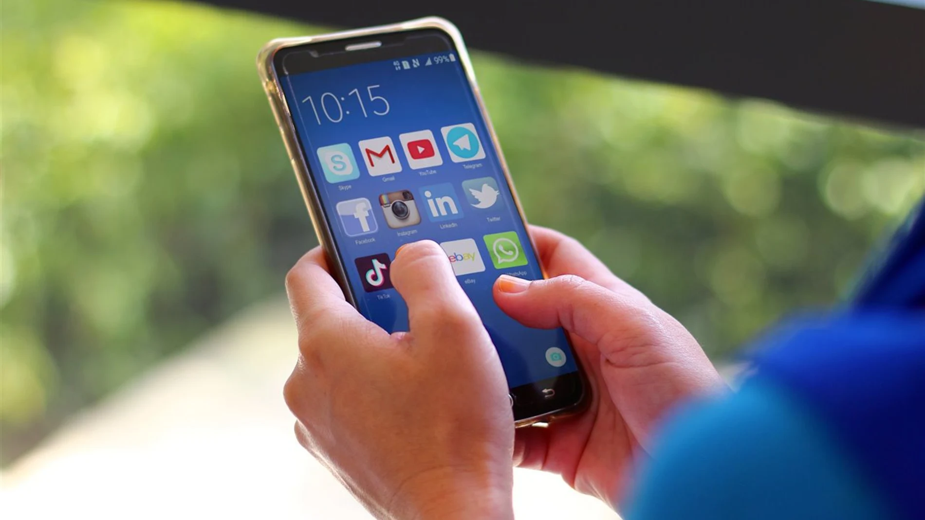 Una persona usando un teléfono móvil