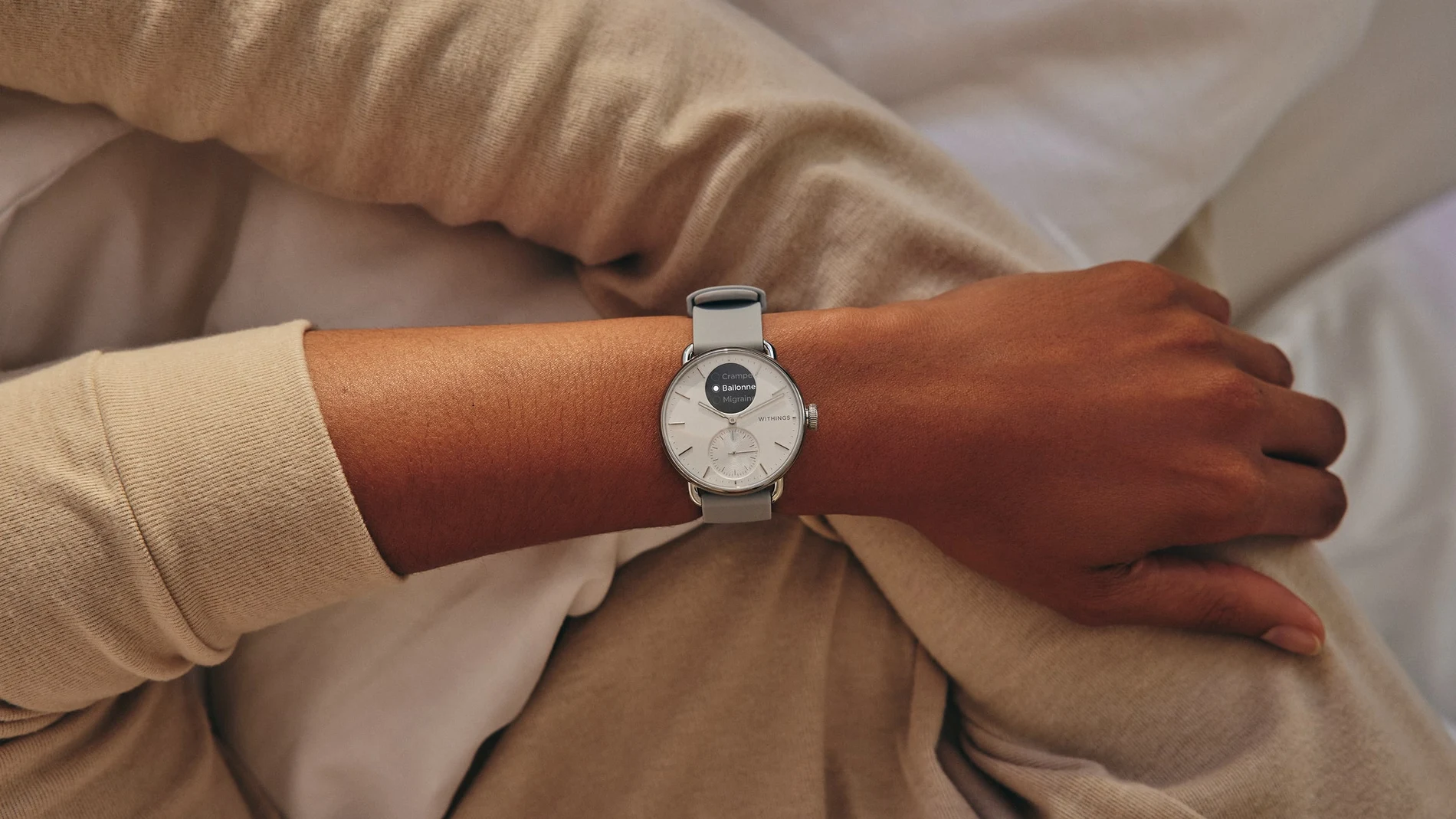 Mujer con reloj Withings ScanWatch 2 en la muñeca, símbolo de la alianza con Clue para el seguimiento del ciclo menstrual y la salud femenina.