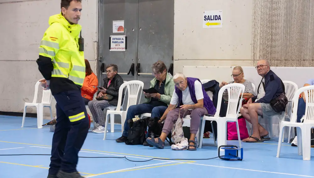 Alojan en un polideportivo a los residentes permanentes del camping Villas Cararvaning de La Manga