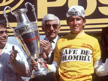 Lucho Herrera, con el maillot de líder de la Vuelta de 1987, que terminó ganando Lucho Herrera, con el maillot de líder de la Vuelta de 1987, que terminó ganando