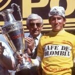 Lucho Herrera, con el maillot de líder de la Vuelta de 1987, que terminó ganando