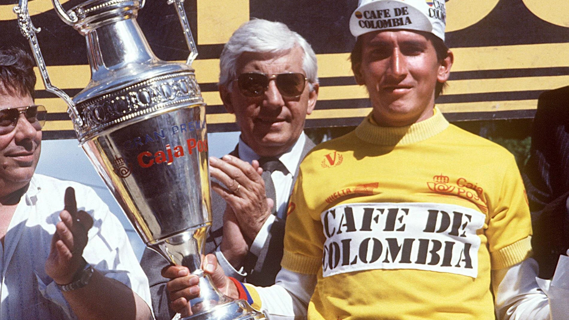 Lucho Herrera, con el maillot de líder de la Vuelta de 1987, que terminó ganando