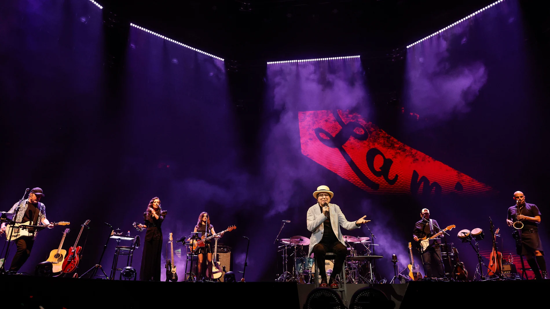 Joaquín Sabina durante un momento de la actuación en el Roig Arena