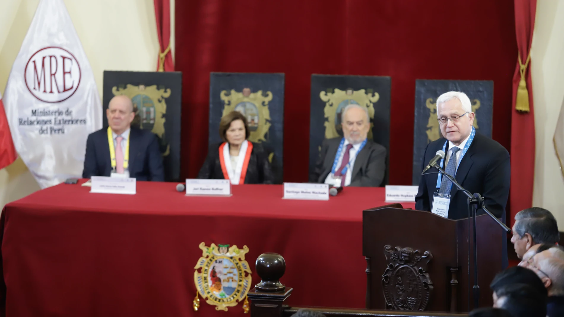 AME6846. LIMA (PERÚ), 10/10/2025.- El presidente de la Academia Peruana de la Lengua, Eduardo Francisco Hopkins (d), habla durante la inauguración de la segunda Convención de la Red Panhispánica de Lenguaje Claro y Accesible este viernes, en Lima (Perú). Sin un lenguaje claro es difícil que las democracias funcionen, por lo que es esencial que la Academia y las instituciones trabajen para que los Poderes del Estado se comuniquen de manera accesible, aseguró el director de la Real Academia Esp...