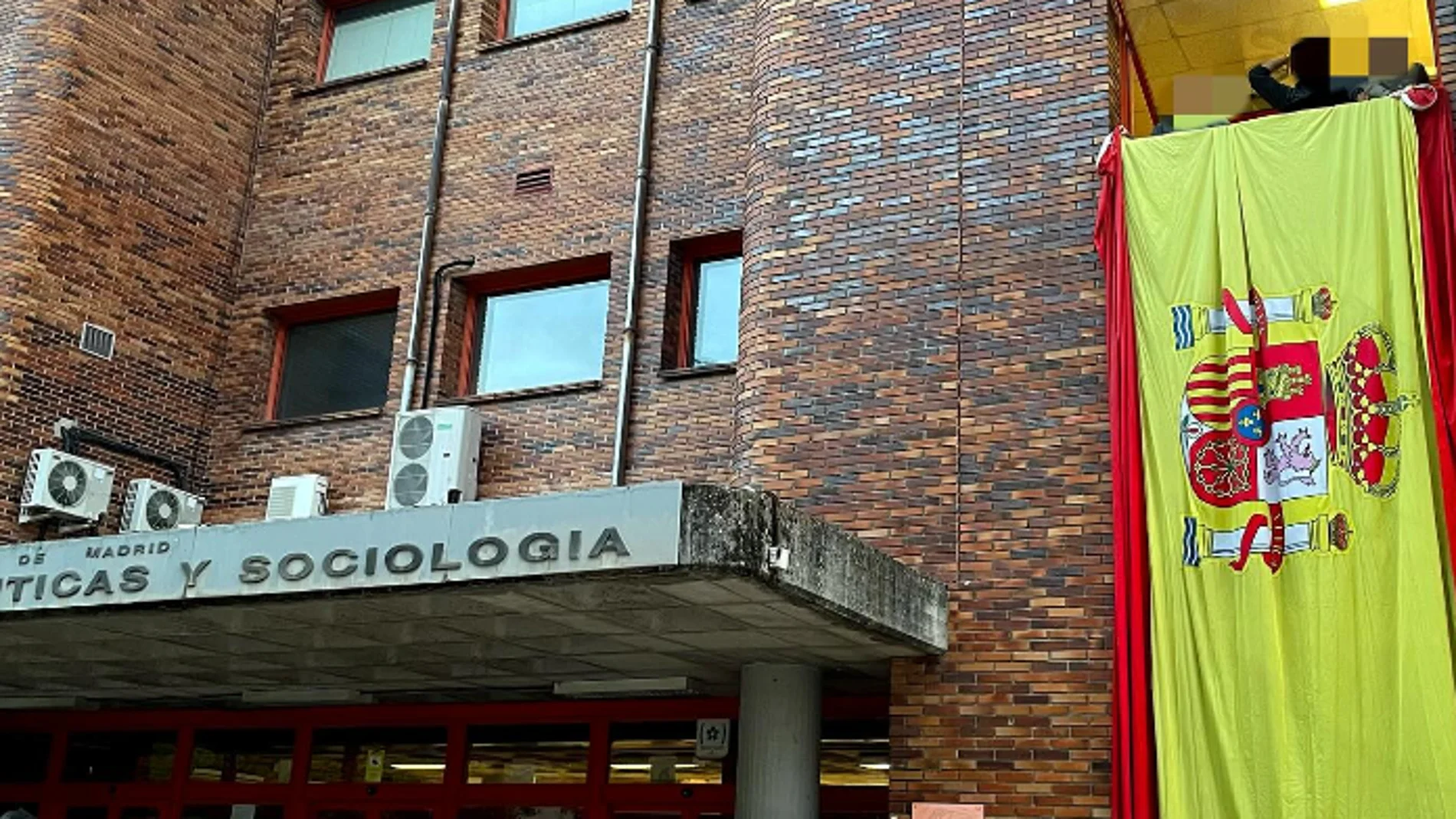 Nuevas Generaciones de Madrid despliega banderas de España en las universidades por la Hispanidad