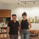 Ricardo Suárez junto a Marta Álvarez, comisaria de la exposición. 