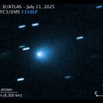 Imagen del cometa interestelar 3I/ATLAS captada por la Cámara de Campo Amplio del Telescopio Espacial Hubble el 21 de julio de 2025. La barra de escala indica segundos de arco, medida angular en el cielo; las flechas señalan norte y este. La luz captada corresponde a longitudes de onda visibles.