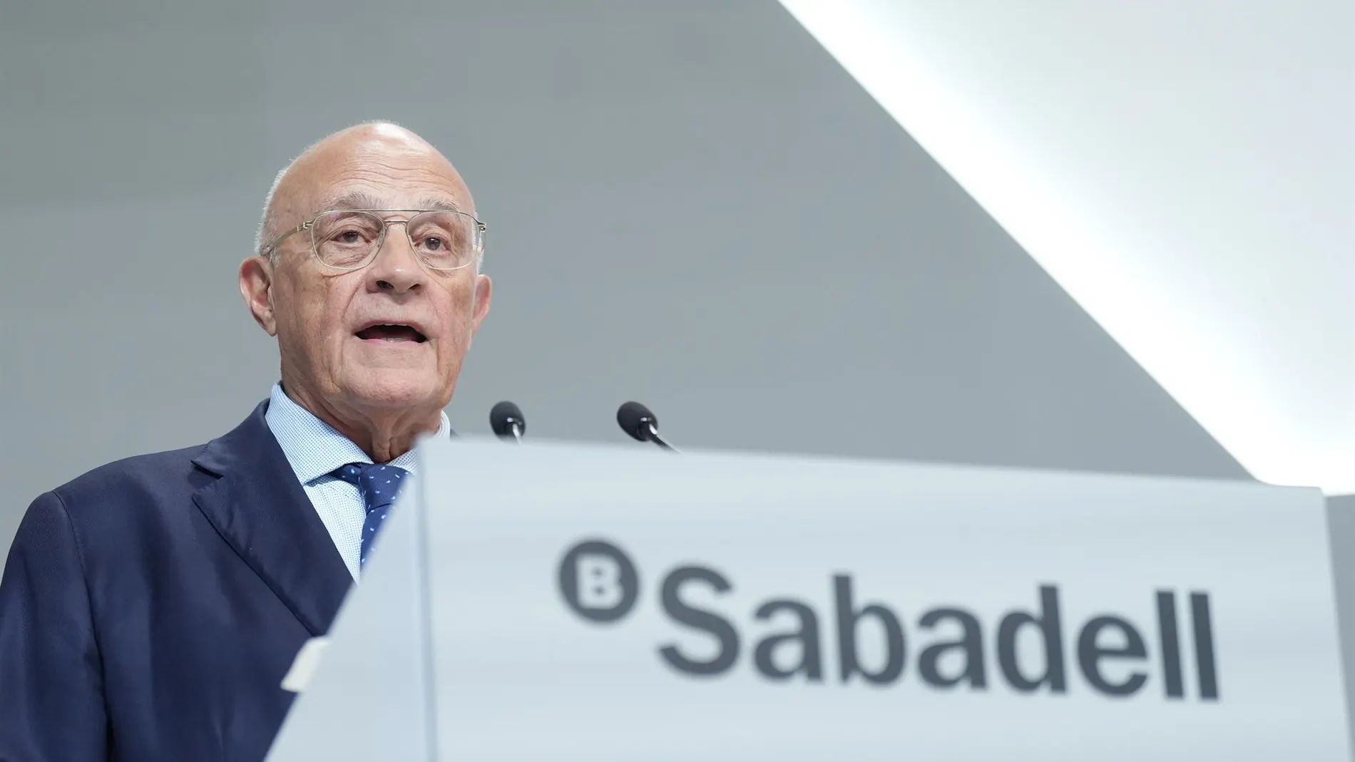 Economía/Finanzas.- Oliu (Sabadell) insta a los accionistas indecisos a tirar "a la papelera" el papel de la OPA