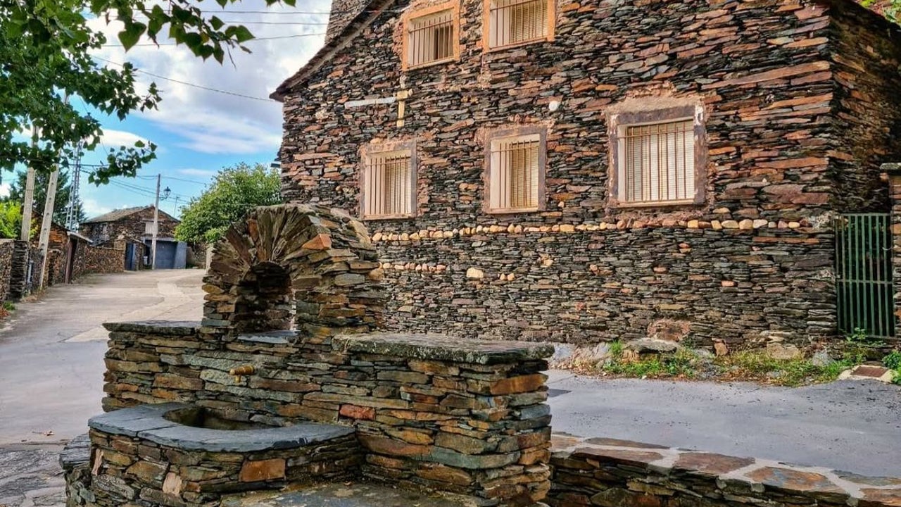 Este pueblo de piedra negra en Guadalajara solo tiene 17 vecinos y parece de otra época
