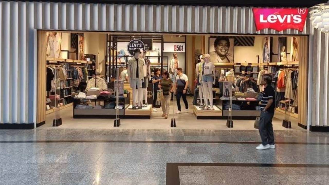 Los hombres con más estilo de España la están usando: la camisa Levi’s más deseada del momento