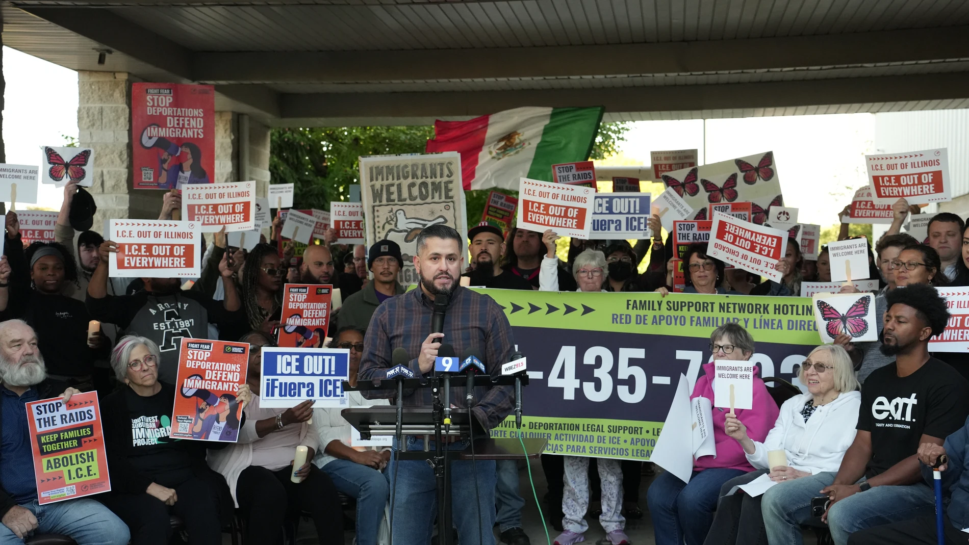 USA5372. JOLIET (ESTADOS UNIDOS), 09/10/2025.- Marcos Ceniceros (c), de la Red de Respuesta Rápida del condado de Will, habla durante una rueda de prensa este miércoles, en Joliet (EE.UU.). El Servicio de Inmigración y Control de Aduanas de EE.UU. (ICE, en inglés) inició hace un mes su Operación Midway Blitz en Illinois para detener a supuestos "criminales indocumentados", dejando barrios enteros atemorizados a causa de todo un abanico de tácticas de intimidación reportadas por las comunidade...