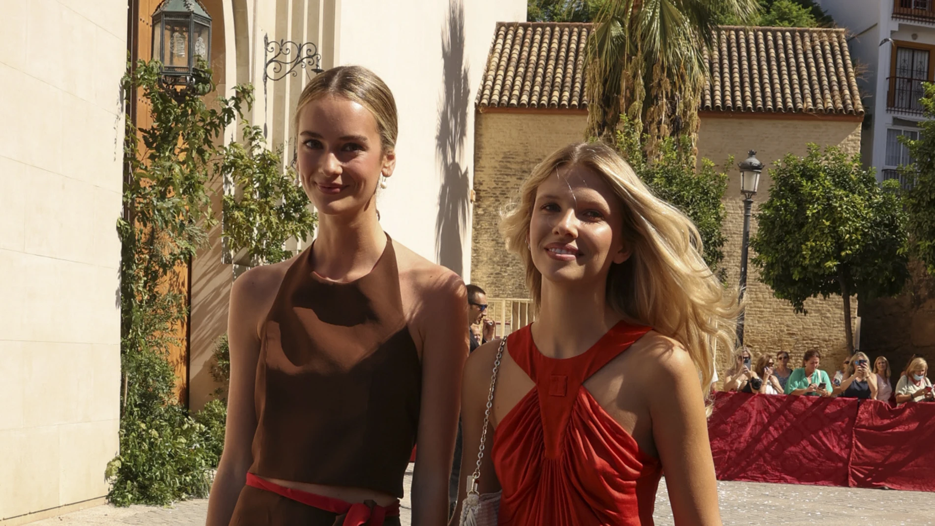 Looks de invitada de boda tendencia.