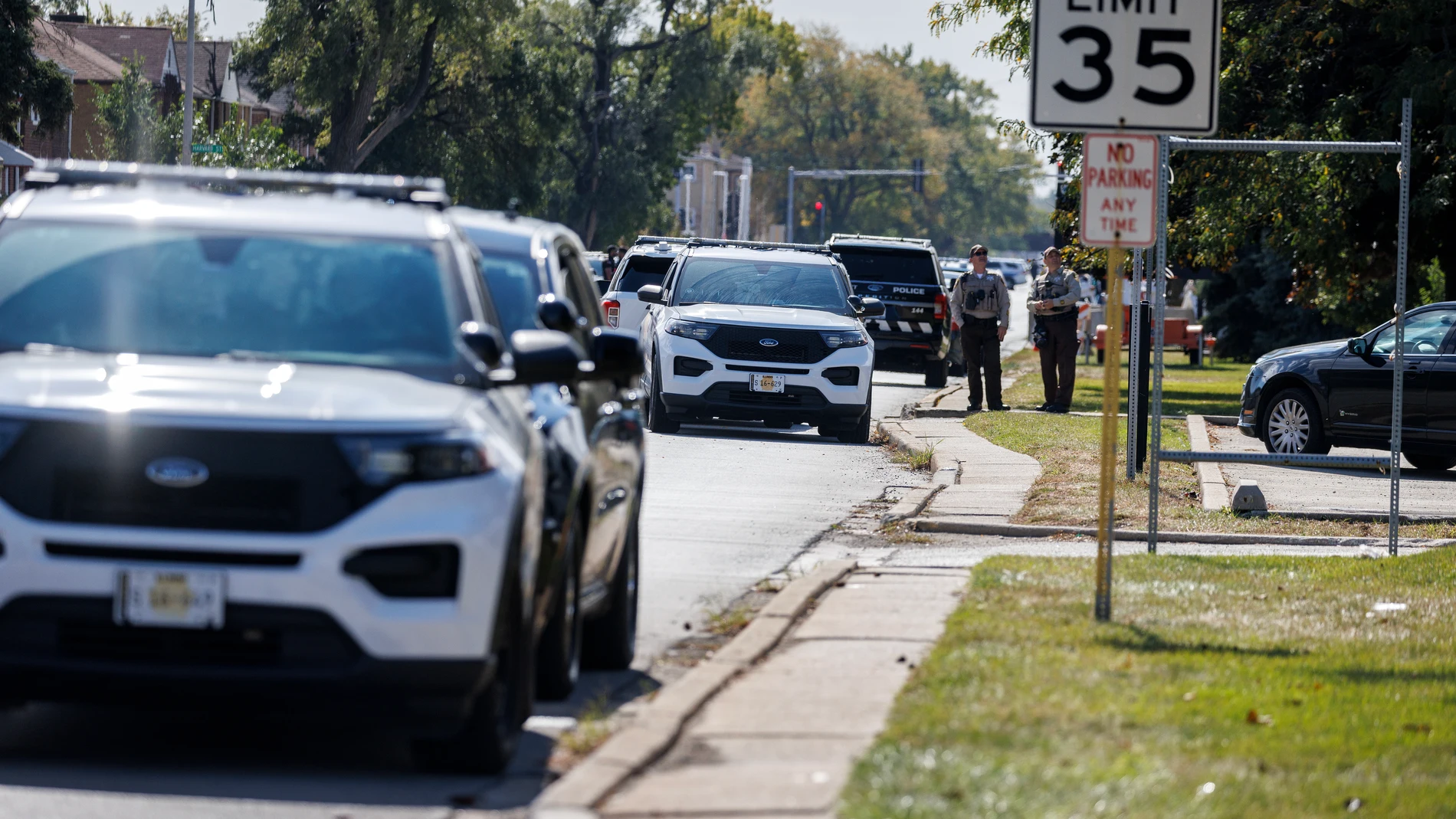 BROADVIEW (United States), 10/10/2025.- Police officers are blocking the street access during a demonstration outside the ICE detention facility in Broadview, Illinois, USA, 10 October 2025. Texas National Guard is being deployed to Chicago to support ICE operations amid tensions over immigration enforcement. EFE/EPA/CRISTOBAL HERRERA-ULASHKEVICH
