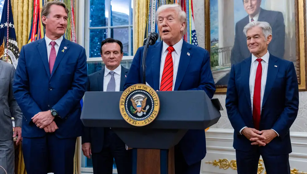 US President Donald Trump announces a drug pricing deal during a press conference in the Oval Office