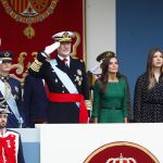 Los reyes Felipe y Letizia acompañados de la princesa Leonor (i) y la infanta Sofía (d) presiden el desfile de las Fuerzas Armadas con motivo de la Fiesta Nacional este domingo en Madrid