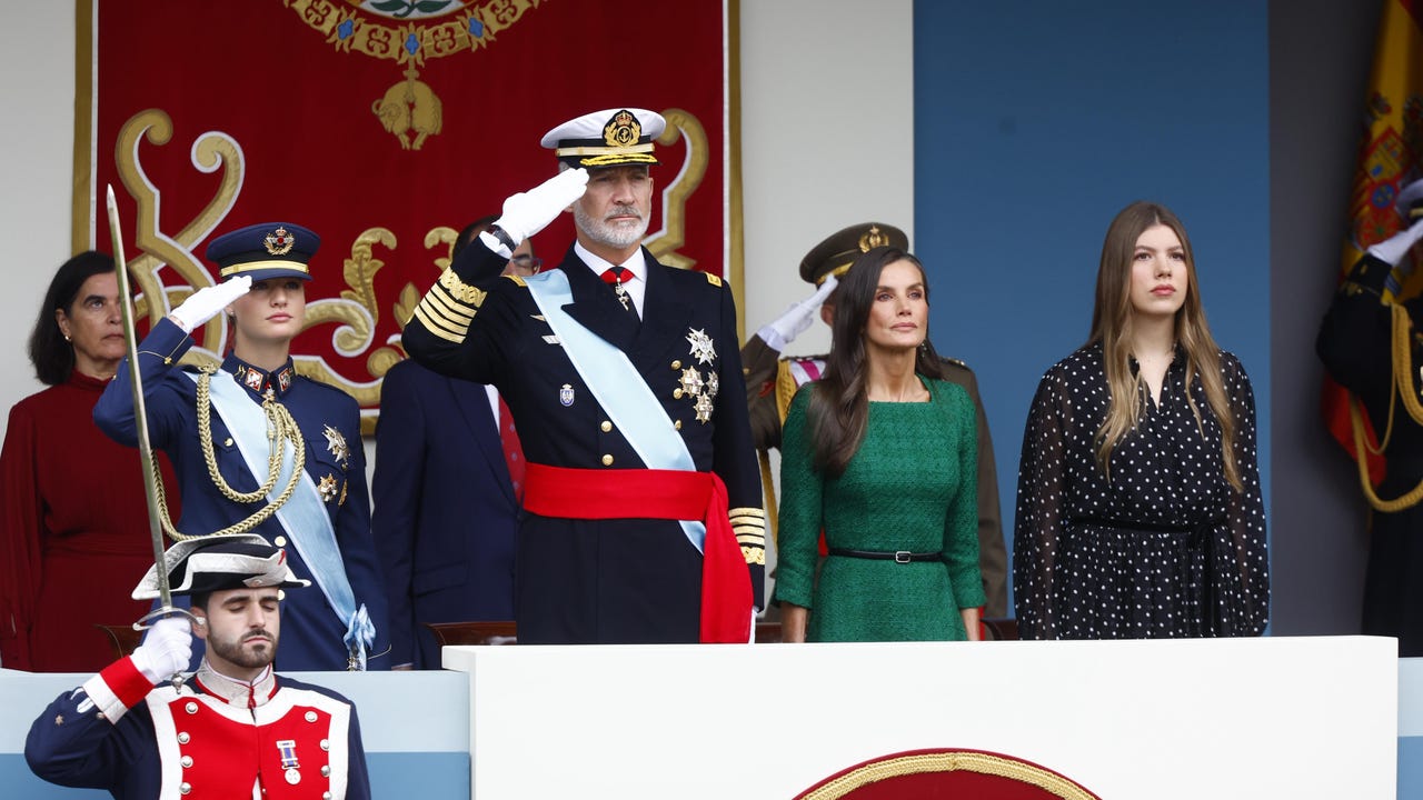 La Infanta Sofía se estrena en la recepción en el Palacio Real por la Fiesta Nacional