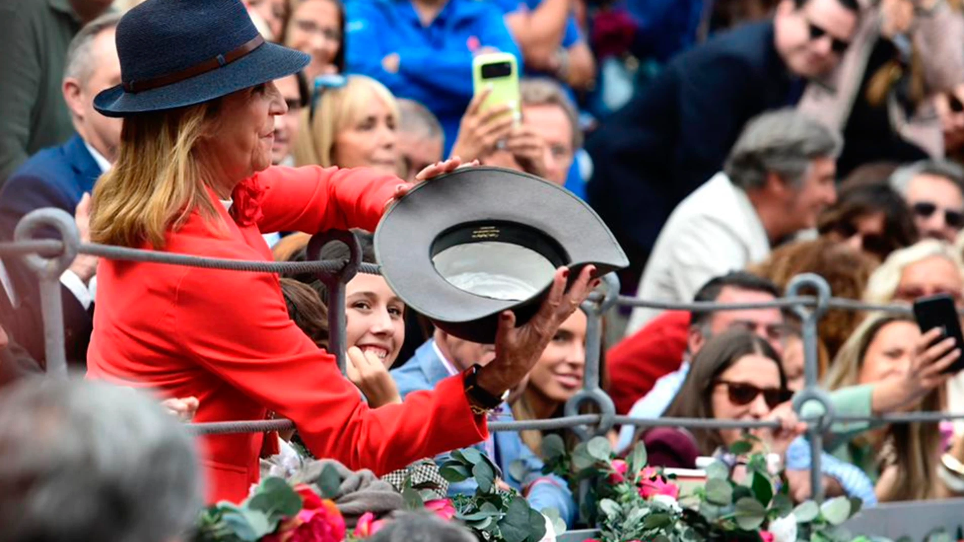 MADRID (ESPAÑA), 12/10/2025.- La infanta Elena asiste al festival benéfico pro monumento Antoñete este domingo en la plaza de Las Ventas. EFE/ Víctor Lerena