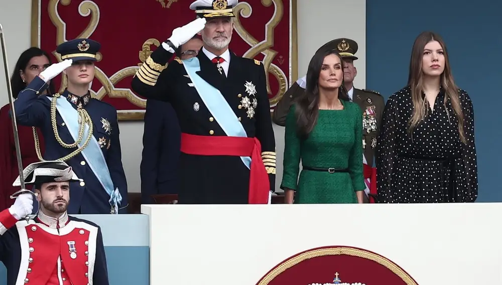 Los reyes, Don Felipe y Doña Letizia, junto a sus hijas, la Princesa Leonor y la Infanta Sofía en el desfile del 12-O
