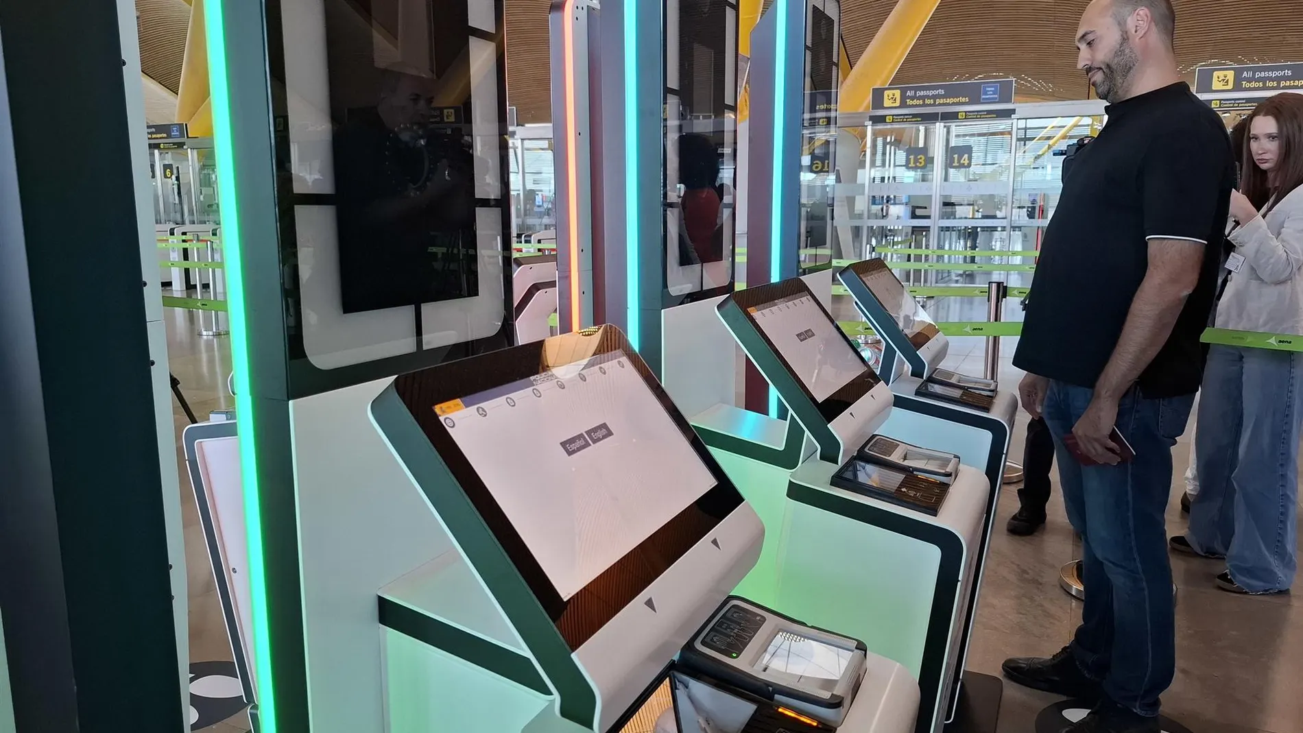 MADRID.-El aeropuerto de Barajas acoge este domingo la primera prueba del nuevo sistema de control de fronteras automatizado