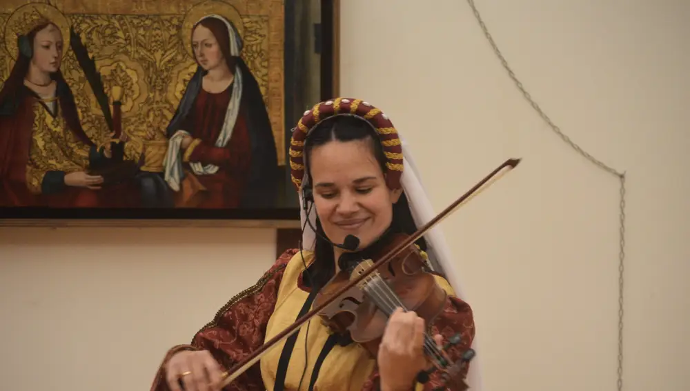 Águeda Sastre durante una de las visitas musicalizadas sobre Leonor de Guzmán en San Miguel del Pino