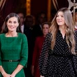 La Infanta Sofía defiende con una sonrisa su estilismo más sobrio en el Día de la Hispanidad