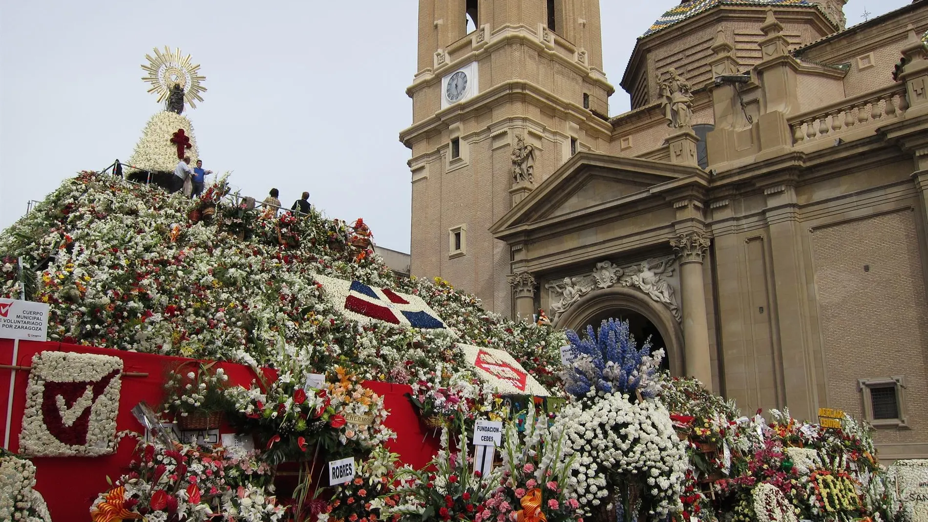 Zaragoza vive el acto más importante de las fiestas del Pilar con un ofrenda de flores que batirá récord