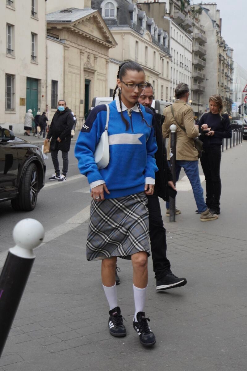 Look con estampado de cuadros.