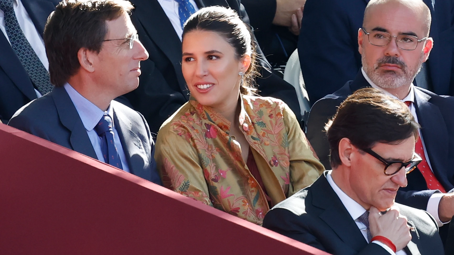 MADRID, 12/10/2025.- El alcalde de Madrid, José Luis Martínez-Almeida (i), su mujer Teresa Urquijo (c) y el delegado del Gobierno en Madrid, Francisco Martín (dd) durante el desfile de las Fuerzas Armadas con motivo de la Fiesta Nacional este domingo en Madrid. EFE/Chema Moya