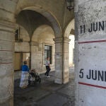 Marcas de las inundaciones en las columnas del Ayuntamiento