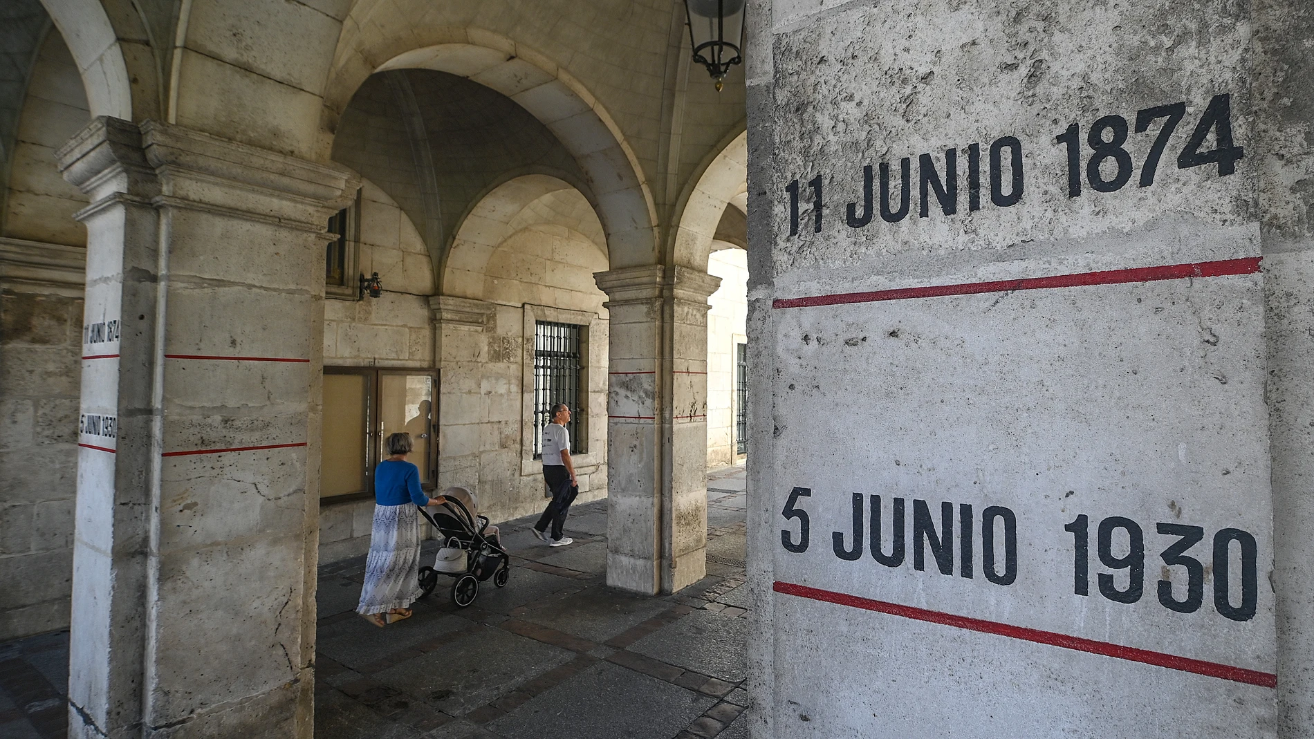 Marcas de las inundaciones en las columnas del Ayuntamiento