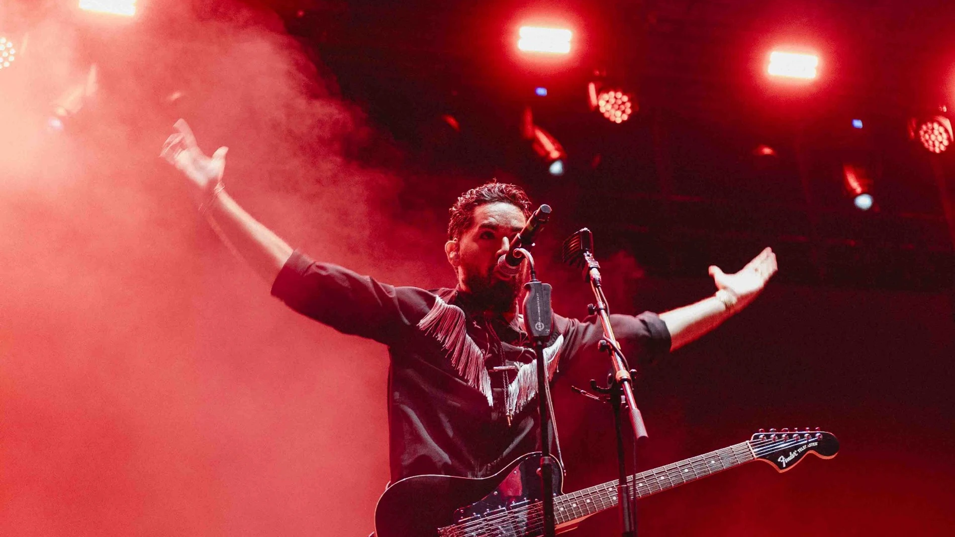 Fito Robles, cantante de Siloé, durante su concierto en la madrugada del sábado en el festival Oasis de música de Elche (Alicante)